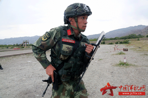 下面,就带你一起领略特战队员百步穿杨的射击技能!