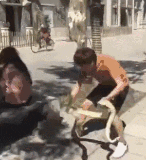 昨晚办事处遭了贼,保险柜被偷走,我在想象他们费了九牛二虎之力撬开