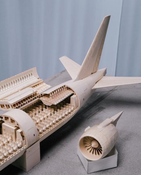 美国学生花五年用纸板建飞机模型,其精细程度令飞行员