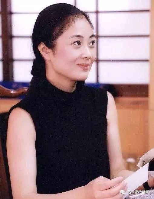 都会想起 最近他82岁老来得子的喜讯 老先生的第四任妻子 作家周建萍
