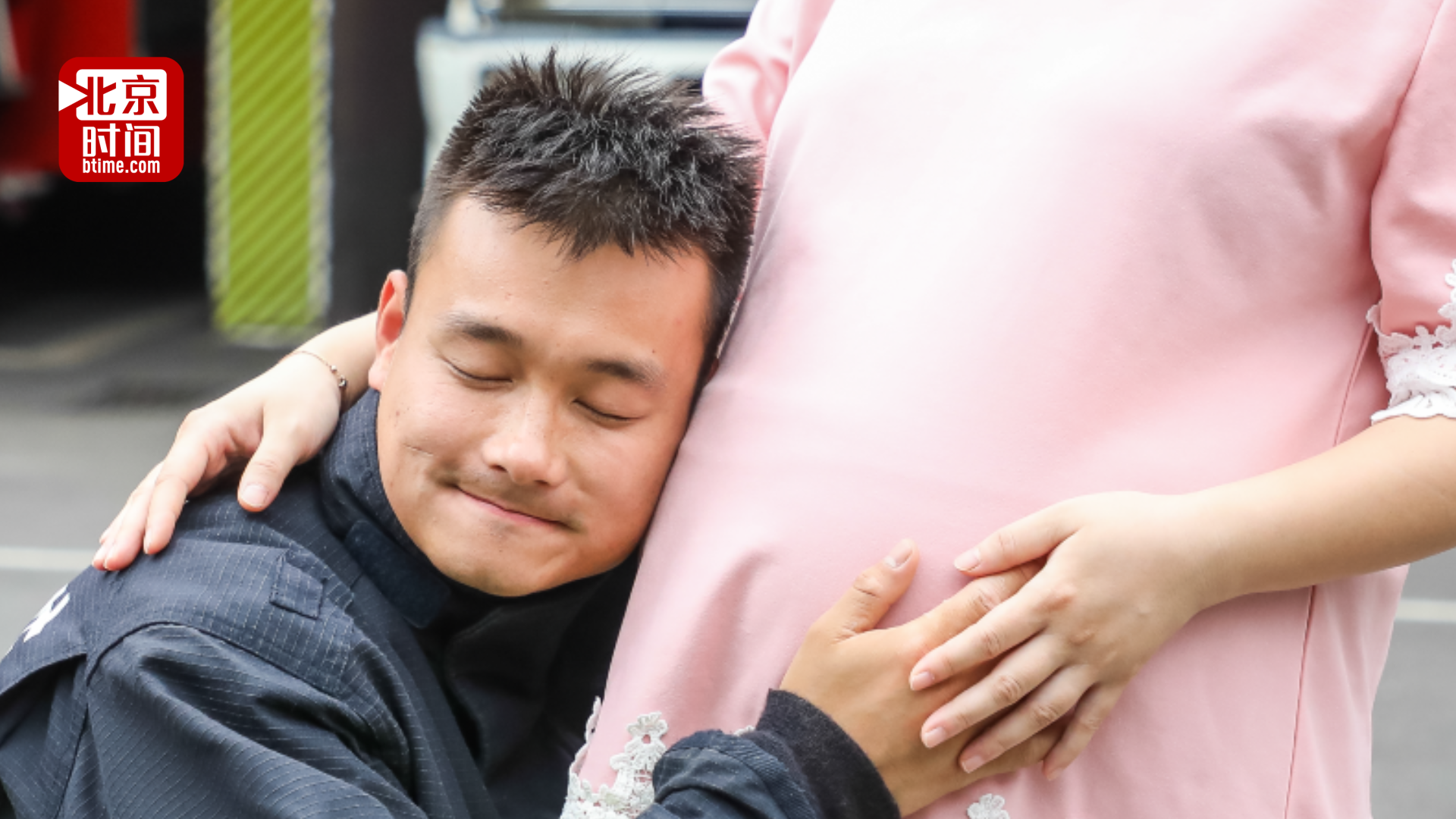 怀孕妻子把自己当作礼物 给正训练的消防员丈夫惊喜