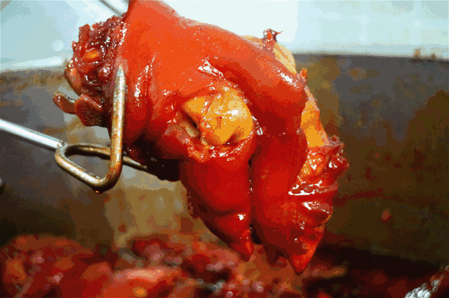 池州小伙来铜陵卖猪蹄差点累晕,每天卤1000只都不够卖