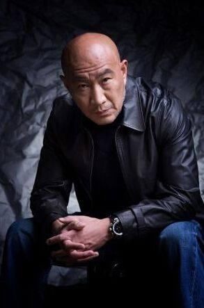 长得这哪儿像好人啊?还是演坏蛋更专业吧!面相凶狠,尤其是眼神!