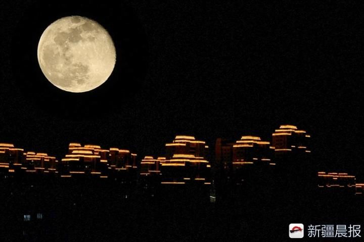 图为3月3日夜,一轮明月高挂天空(后期合成图).