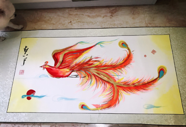 "只见画中的凤凰栩栩如生,色彩艳丽,一派新春气息