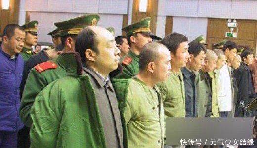 他是太原的一颗毒瘤,是黑帮老大,18岁开始砍人,是一头