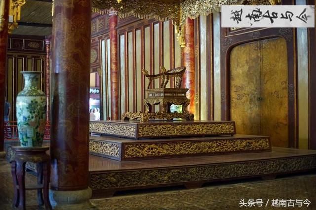 这座太和殿用帝王规制的十三间,殿内中设皇帝宝座,阮朝时只有四柱官和