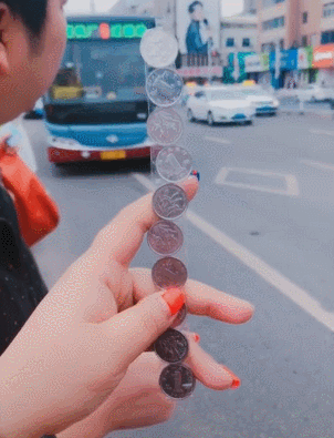 搞笑gif图:姐妹们,你们在起跑线的时候就已经输了!