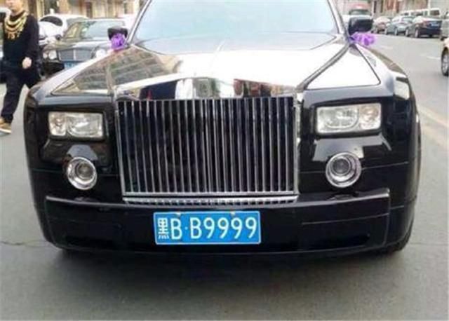 黑b b9999,是一台劳斯莱斯幻影.
