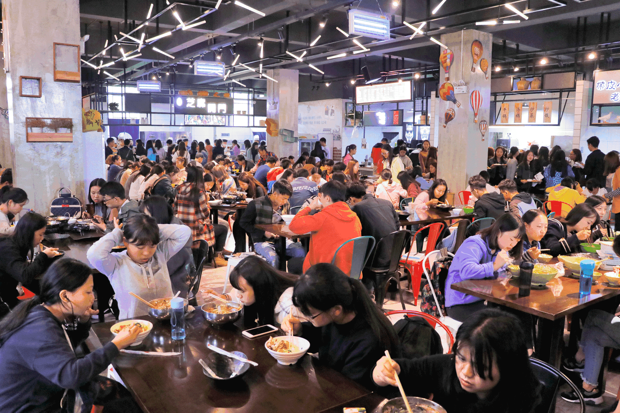 (以上图片来自云南工商学院官微) 除了各种美味的小吃 云工商食堂还