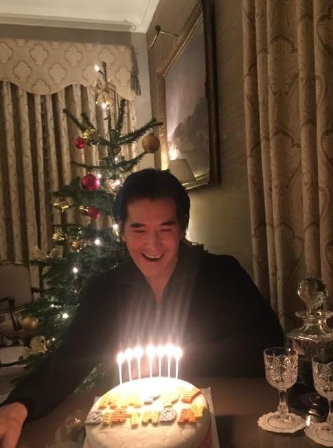 如今的费翔仍然独自一人,没有另一半的他过生日都是自己给自己过,平时
