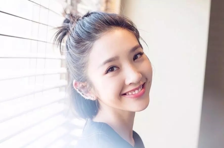 女明星笑容杀!热巴古灵精怪眉眼弯弯 高圆圆唐艺昕笑