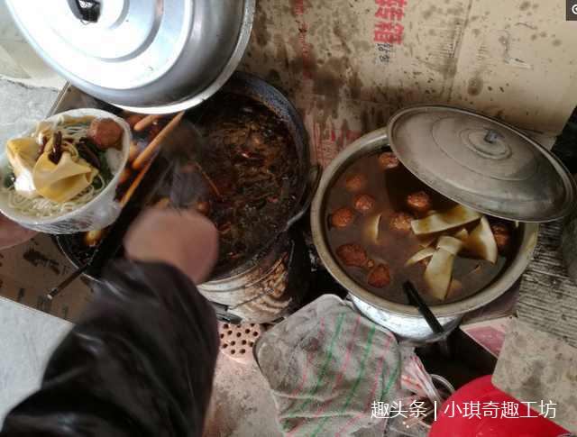 女子在工地门口摆摊卖饭,做了一件恶心事儿,民工却假装看不见