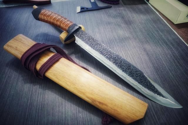 采用传统日式刀具制作方法的猎熊刀具备了良好切割性
