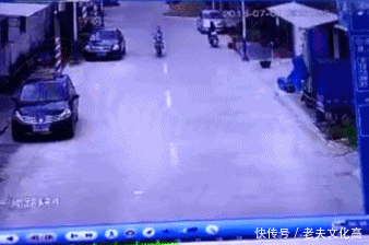 搞笑gif: 车展上拍到的妹子, 好调皮!