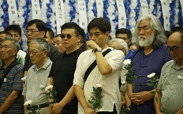 计春华追悼会陈龙当场痛哭,有谁注意到李连杰干儿子谢苗的表情?