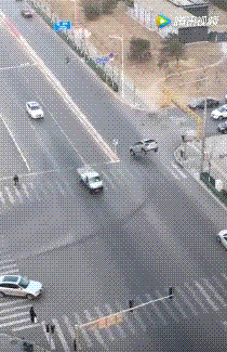 正开着的小车突然飞起来!有人说事发黑龙江甘南!真实情况是