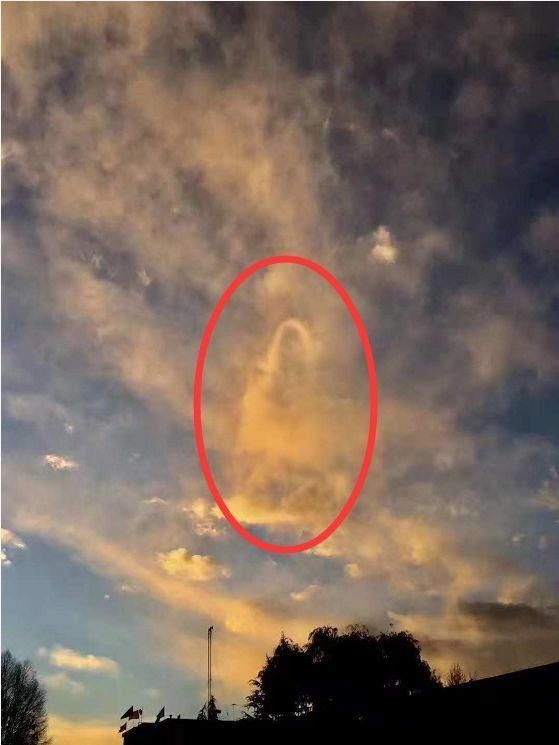 太神奇了…… 照片中, 我们清楚的看到, 一尊形似观音菩萨的祥云