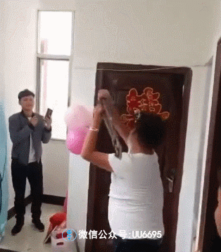 搞笑gif动图:这觉没法睡了!