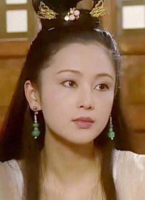 "最美嫦娥"陈红素颜与儿子自拍,50岁的她依偎在儿子怀
