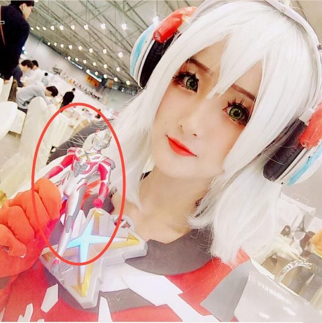 当艾克斯奥特曼化身成为真正的奥特娘形象,这样的艾克
