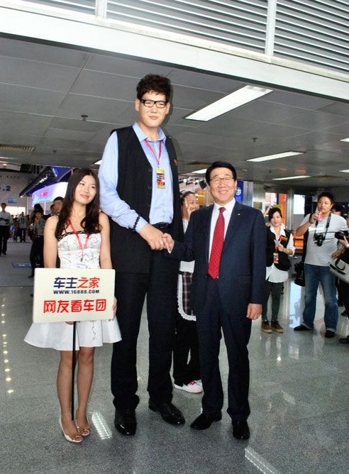 "亚洲第一巨人"张欢比姚明还高,靠走穴为生,希望娶个媳妇!