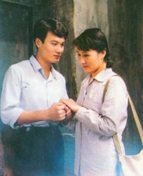 1990年,28岁的张凯丽凭借电视剧《渴望》里的刘慧芳迅速爆红,成为