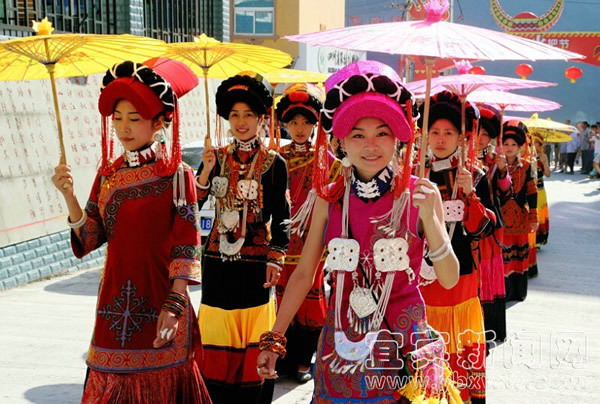 2014年屏山火把节现场,美丽的彝族姑娘出游.(资料图)