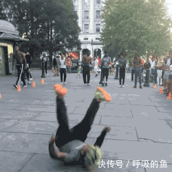 搞笑gif:姑娘快别笑了,我真的快忍不住了!