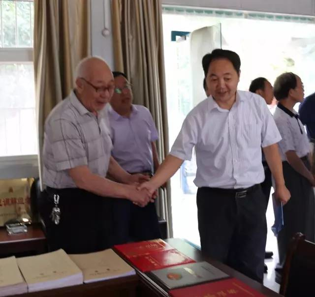 洛阳市孟津县麻屯镇:欢迎广东省政府参事索健元一行来