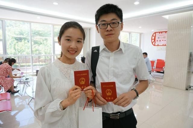 娶了小10岁漂亮老婆,结婚第2天,一条脏床单,才明白为啥嫁给我
