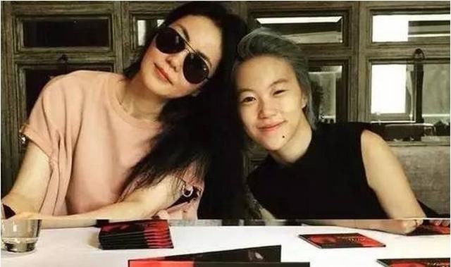 周迅王菲女儿窦靖童成了忘年交好闺蜜,两人的关系真是山路十八弯