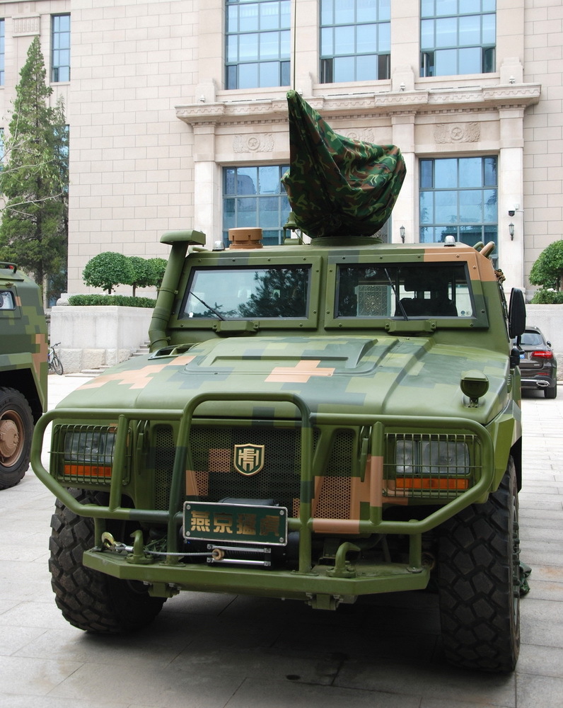 中国"猛虎"轮式装甲车族首次集体亮相
