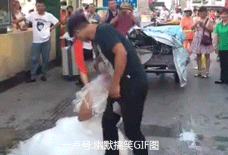 搞笑gif 为了钱,姐姐我还差这点橘子皮了!