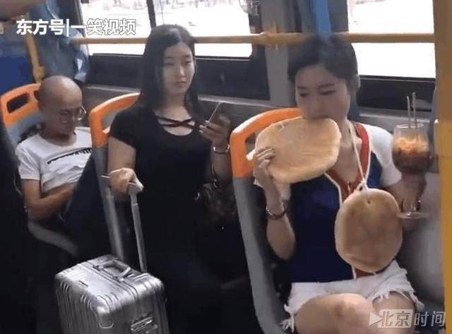 我们都知道,公交车上是不允许吃东西的,现在的车厢提倡的是无饮食车厢