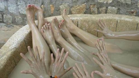越南特色泥浆浴,男女一起玩泥巴,你想体验吗?