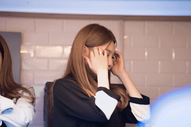 爆笑gif动图:姑娘这是吃的啥,至于这么兴奋吗?