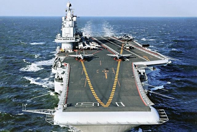 中国001a航母喷涂跑道首次曝光!即将试航:没想到建造
