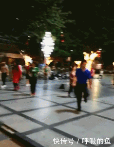 你把广场舞的骚气,演绎的淋漓尽致