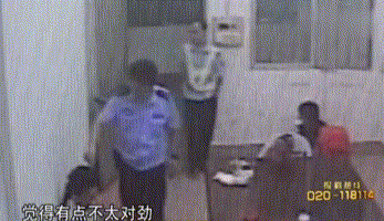 男女在公园非法交易被抓 警察一拉美女的头发掉了