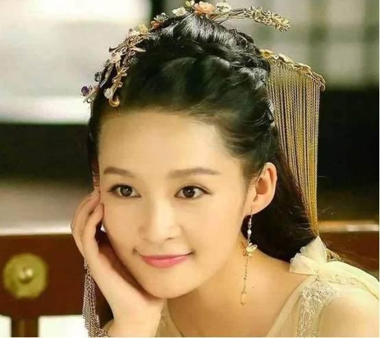 胡静扮相精致,赵薇娇俏可爱,古装剧中戴耳环的她美若天仙