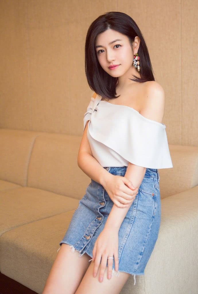 从照片上看,一点也不像有三十五岁的人,更像是一位成熟一点美少女