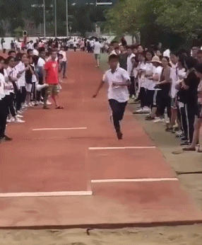 这哥们厉害了,这三级跳,你这是跳大神呢吧!