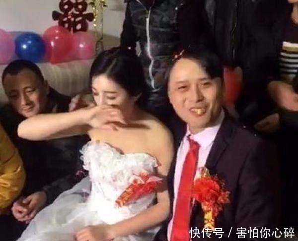 结婚现场新娘被新郎吻到吐,这是该有多尴尬!
