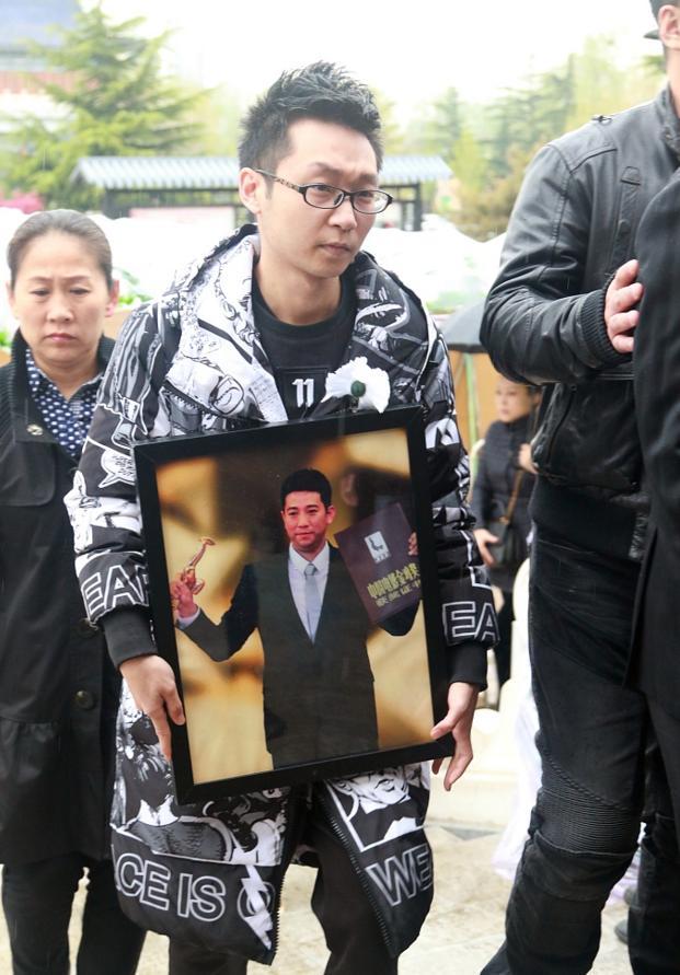 49岁导演李大为追悼会:董洁素颜表情悲痛,邵兵黑衣十分憔悴!
