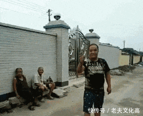 搞笑gif: 妹子, 吃饭的时候就别卖萌了, 咱先好好吃饭