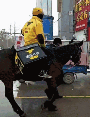 搞笑gif图:下雪天,四驱也不是很好用啊