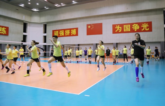 组图-排联主席观看女排训练 郎平手指缠白纱布