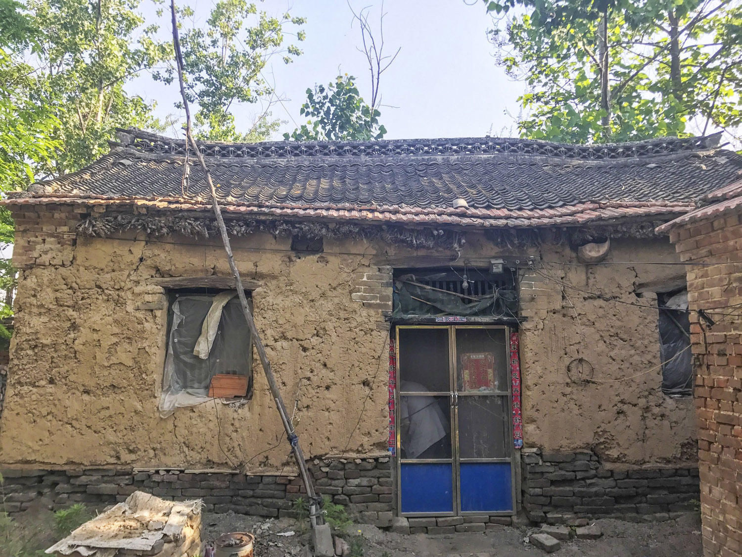 这个老房子够旧,但仍在使用中. 老房子,老街道,老人.