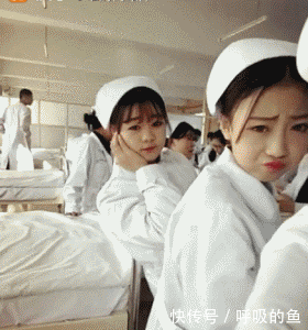 搞笑gif:右边的妹子又调皮了,你俩就不能好好泡温泉?